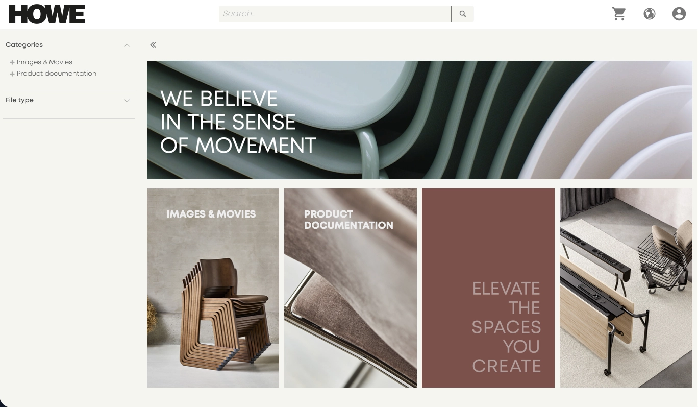 Forsiden af Howes portal. Øverst det sorte HOWE-logo, søgefelt, kurv, sprogvælger og login; til venstre kategorierne Images & Movies og Product documentation samt filter på filtype; i hovedfeltet et bredt banner med teksten WE BELIEVE IN THE SENSE OF MOVEMENT hen over et nærbillede af stablede stole, og under det fire felter, der fører videre til Images & Movies, Product documentation og møbelbilleder.