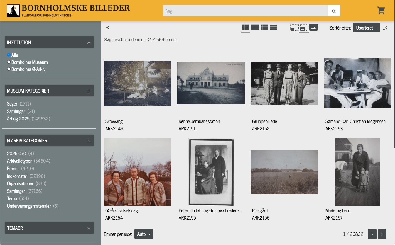 Søgeresultatet på Bornholmske Billeder med 214.569 emner. Under den gule bjælke med logo og søgefelt ligger en mørk filterkolonne, hvor institutionsfilteret dækker både Bornholms Museum og Bornholms Ø-Arkiv; til højre et gitter af historiske fotografier med titel og arkivnummer under hvert billede.