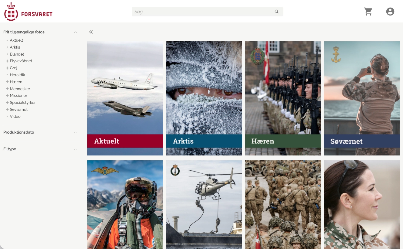 Forsvarets mediearkiv. Under bjælken med Forsvarets logo og et søgefelt ligger i venstre side en kategoriliste over frit tilgængelige fotos med blandt andet Hæren, Søværnet, Flyvevåbnet og Arktis; til højre et gitter af farvefotografier fra forsvaret, hvor den øverste række er mærket Aktuelt, Arktis, Hæren og Søværnet.