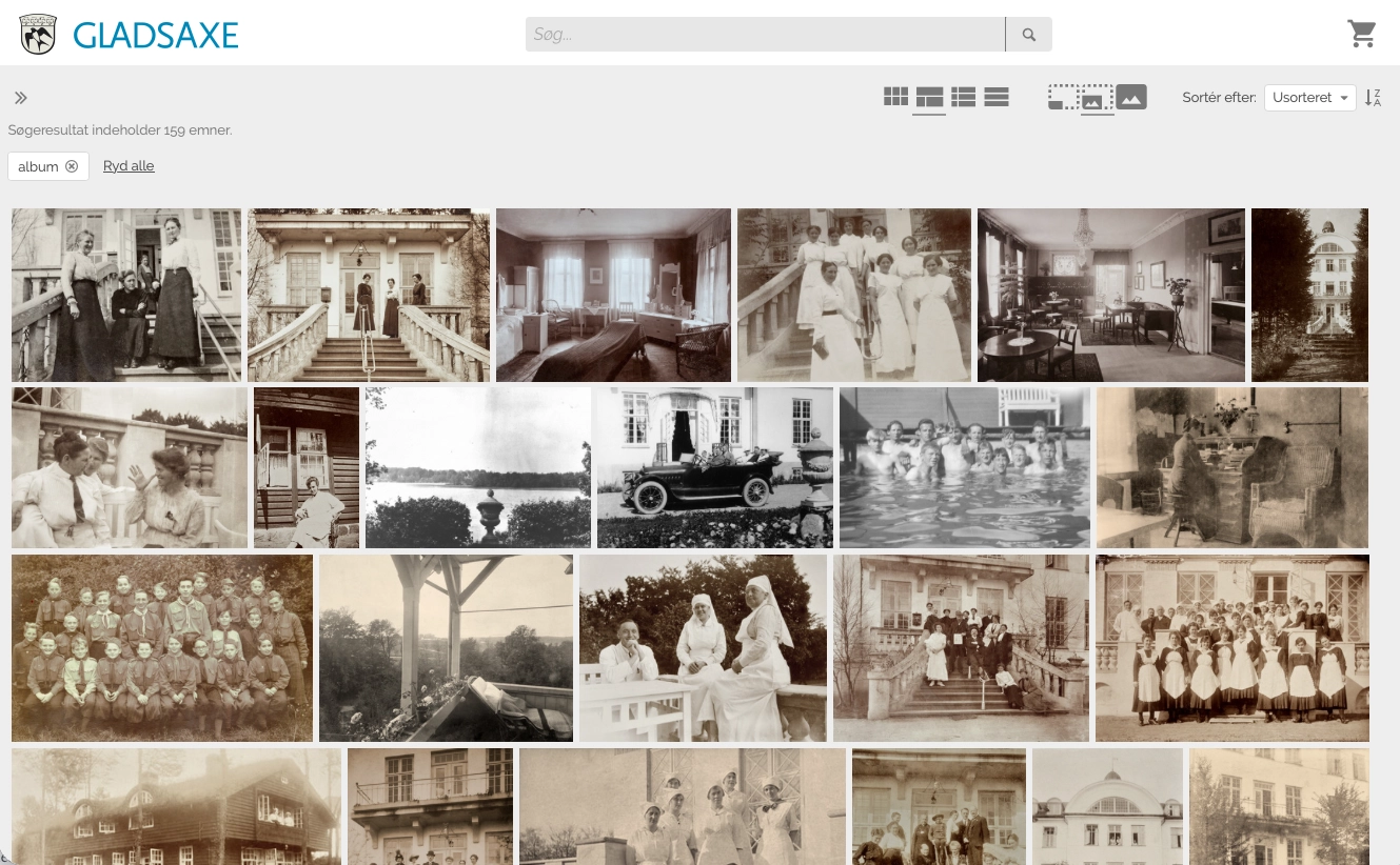 Søgeresultatet på Gladsaxe Byarkivs billedportal, filtreret til ét album med 159 emner. Under den lyse bjælke med Gladsaxes byvåben og et søgefelt ligger et tæt gitter af historiske fotografier i sepiatoner; filterkolonnen er klappet sammen.